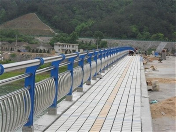 日照不锈钢桥梁护栏的特性及其在现代建筑中的应用